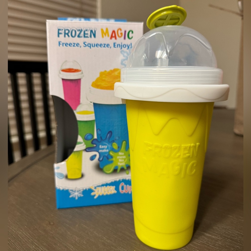 Frozen Magic Slushy Cup, Smoothie Cups with Lids and Straws
